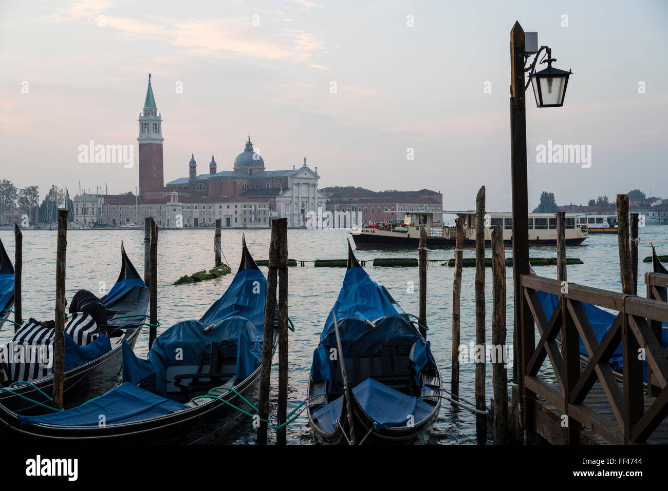 Les gondoles et San Giorgio Maggiore de Venise, Italie Banque D'Images