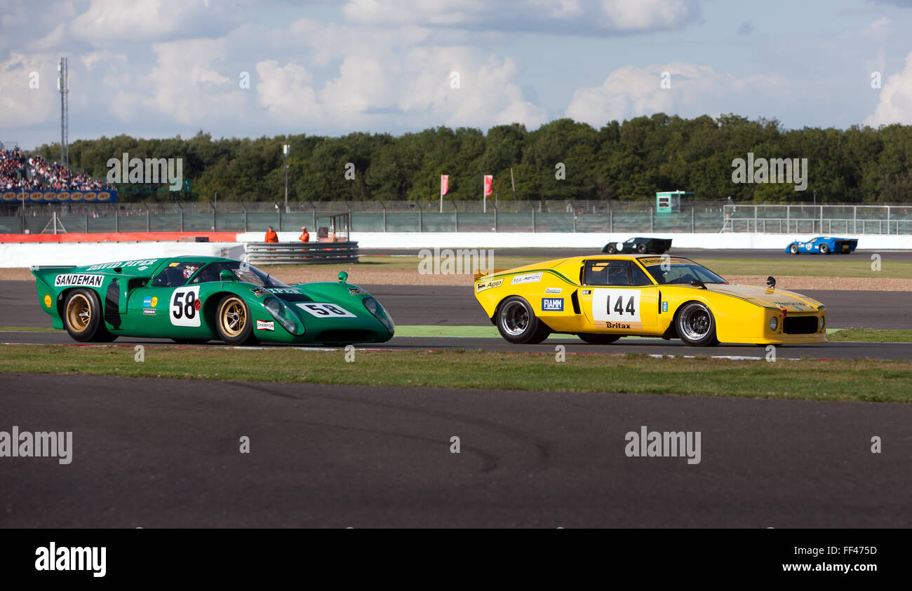 Une DeTomaso Pantera mène une Lola T70 Mk3B autour de "la boucle", au cours de la FIA Historique Maîtres Sports Car course à Silverstone. Banque D'Images