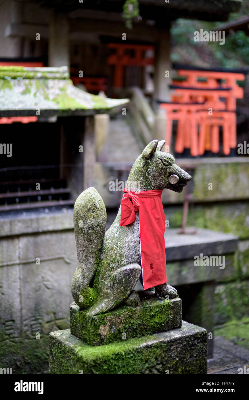 Le Japon, l'île de Honshu, Kansai, Kyoto, Fushimi Inari, la statue d'un fox en tant que gardien. Banque D'Images