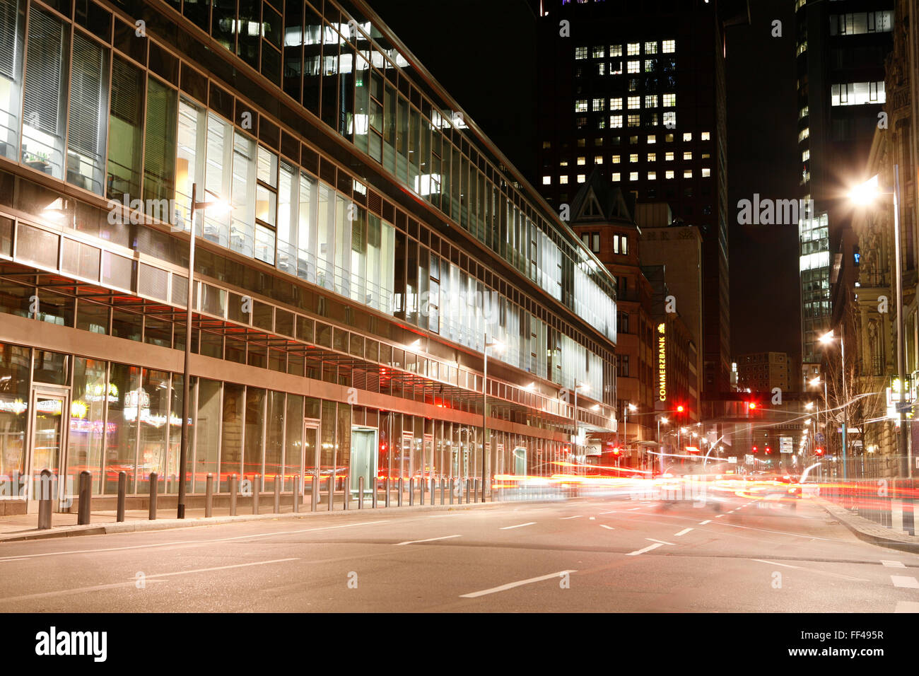 Une vue vers le bas l'allumé Neue Mainzer Straße de Willy Brand Platz avec le taunustor en arrière-plan dans la nuit. Banque D'Images