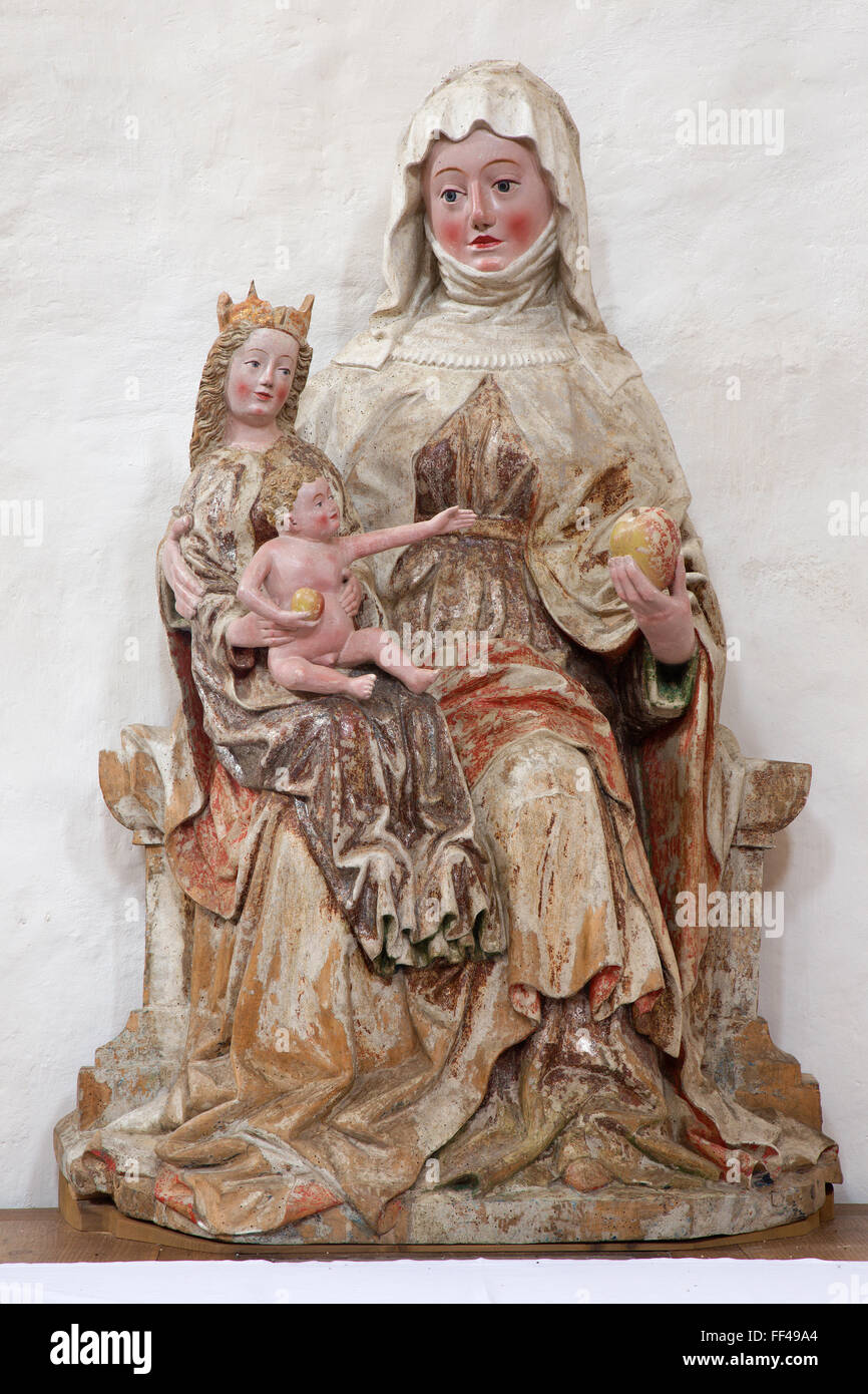 NEUBERG AN DER MURZ, Autriche - 13 septembre 2015 : La statue polychrome sculpté de Saint Ann du 17. 100 en Dom de Neuberg. Banque D'Images