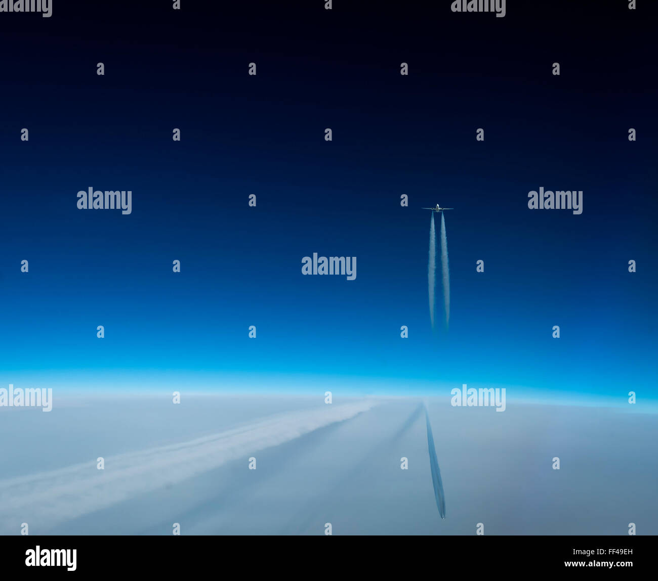 En face de trafic tout en volant à haute altitude le long d'une voie aérienne Banque D'Images