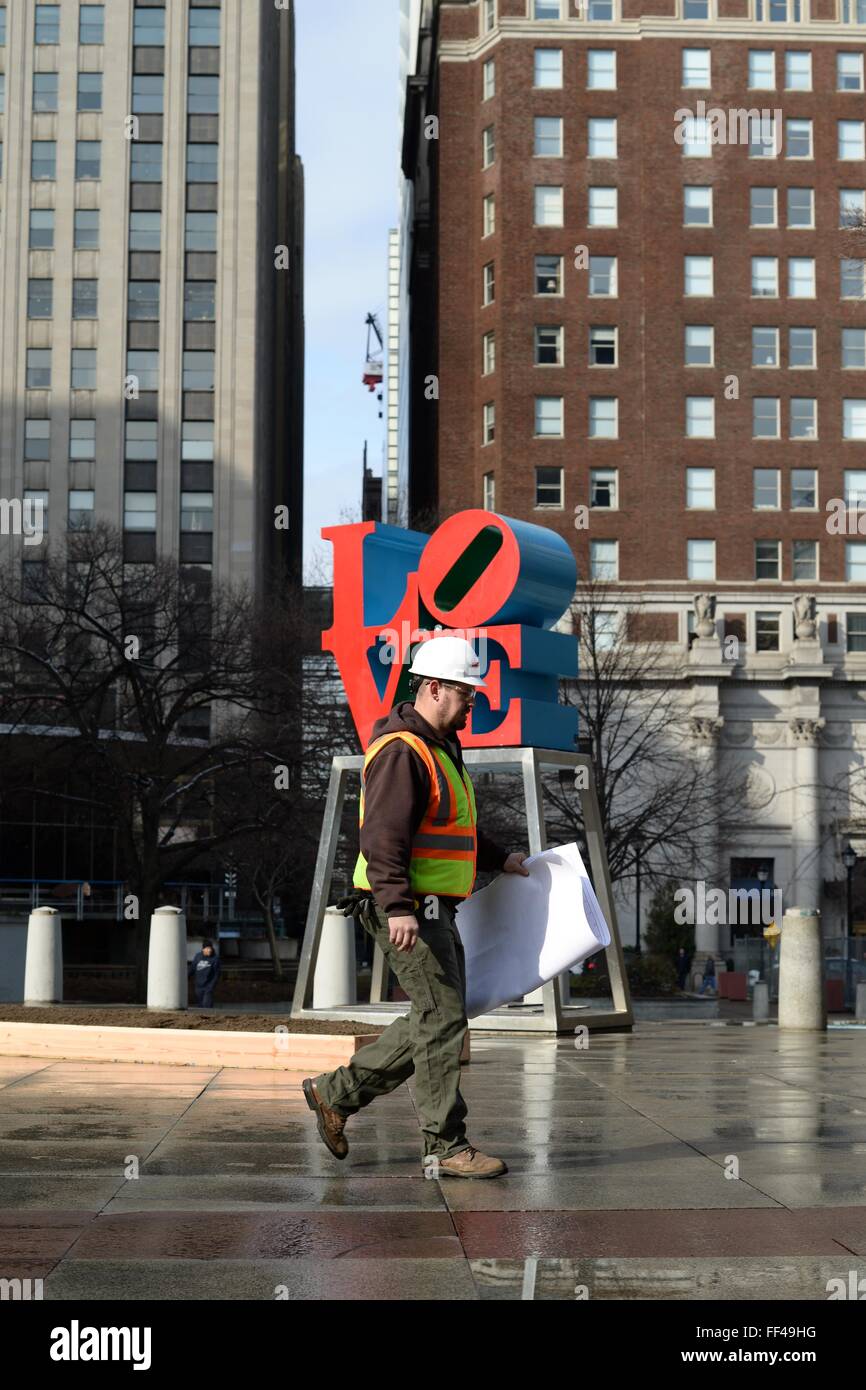 Philadelphie, PA, Etats-Unis.. 10 Février, 2016. Travailleur de la construction marche dernières Robert Indiana ; la fameuse statue d'amour, situé à JFK Plaza (a.k.a LOVE Park), dans le centre-ville de Philadelphie, PA. Les représentants de la ville a commencé les travaux pour le réaménagement du centre-ville de Philadelphie, park le 10 février. Incorporées dans la conception est une soucoupe rénové, qui abrite maintenant le centre de visiteurs, un meilleur accès et d'ouvrir les lignes de visibilité. Credit : Bastiaan Slabbers/Alamy Live News Banque D'Images