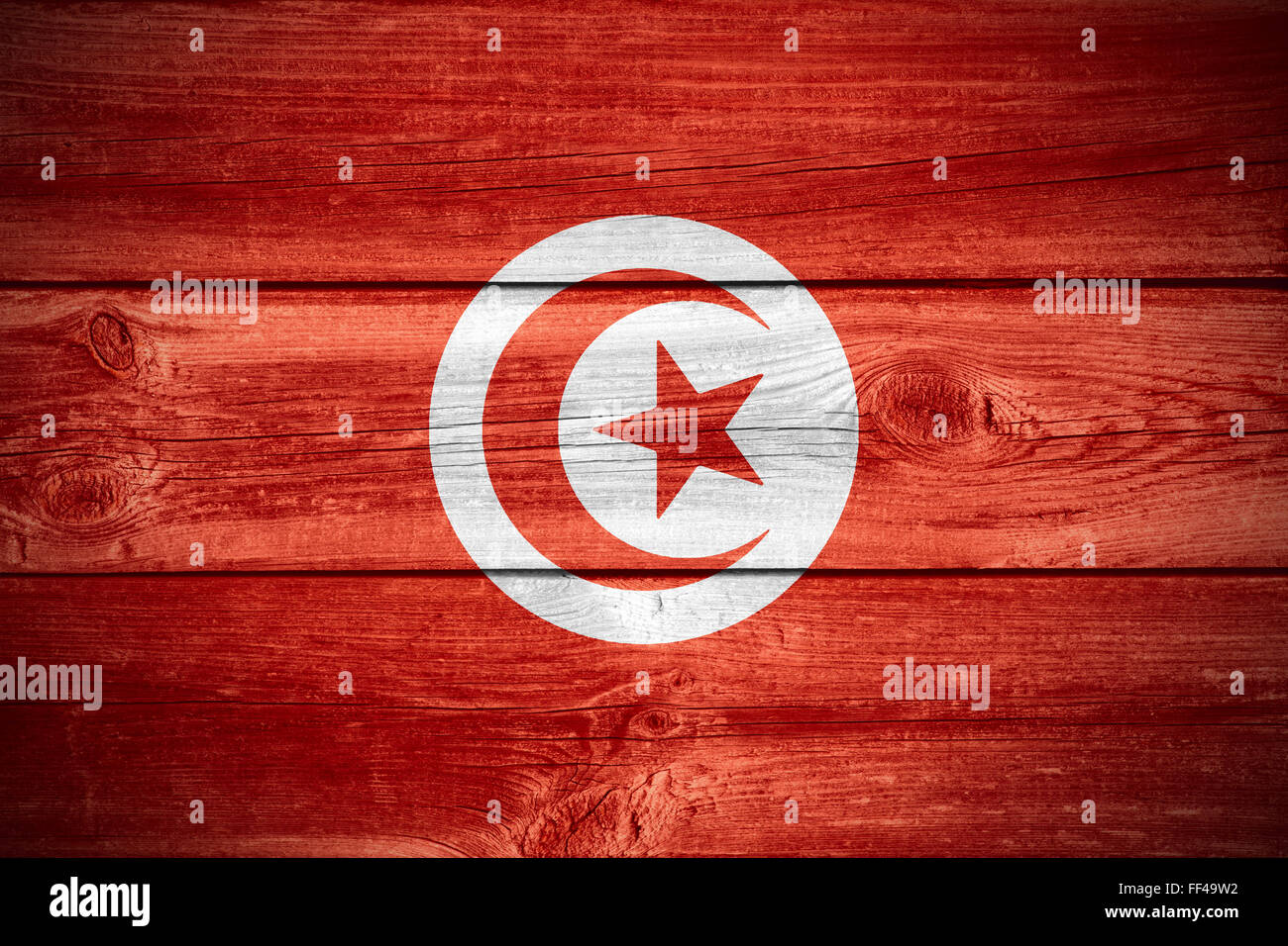 Drapeau de la Tunisie ou tunisien bannière sur fond de bois Banque D'Images