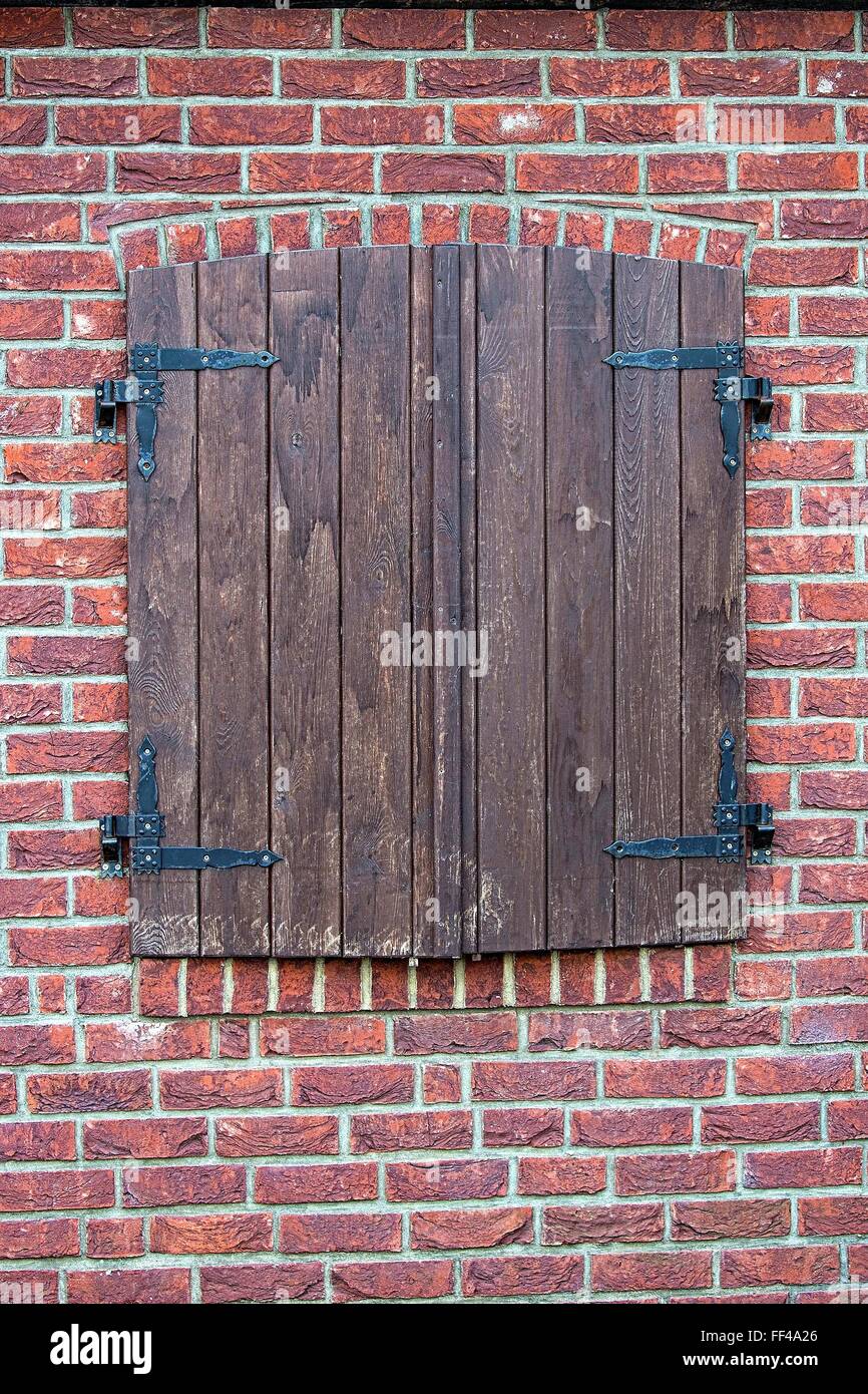 Obturateur fermé sur un mur de briques Banque D'Images
