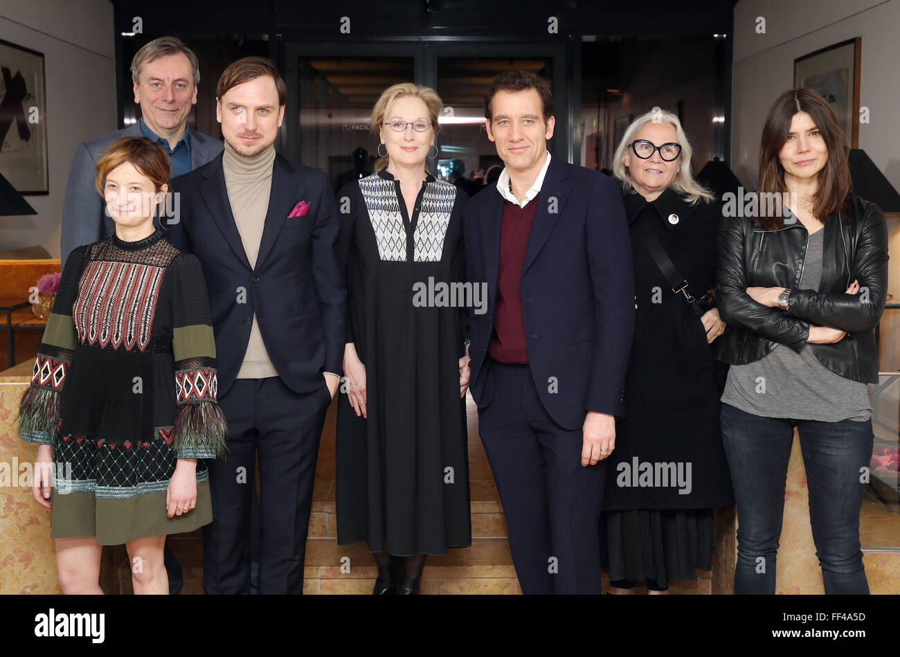 Berlin, Allemagne. 10 fév, 2016. 66e Festival International du Film de Berlin, Allemagne, 10 février 2016. Le jury international y compris Alba Rohrwacher (L-R), Nick James, Lars Eidinger, Meryl Streep, Clive Owen, Brigitte Lacombe et Malgorzata Szumowska. La Berlinale se déroule du 11 février au 21 février 2016. Photo : mICHAEL KAPPELER/dpa/Alamy Live News Banque D'Images