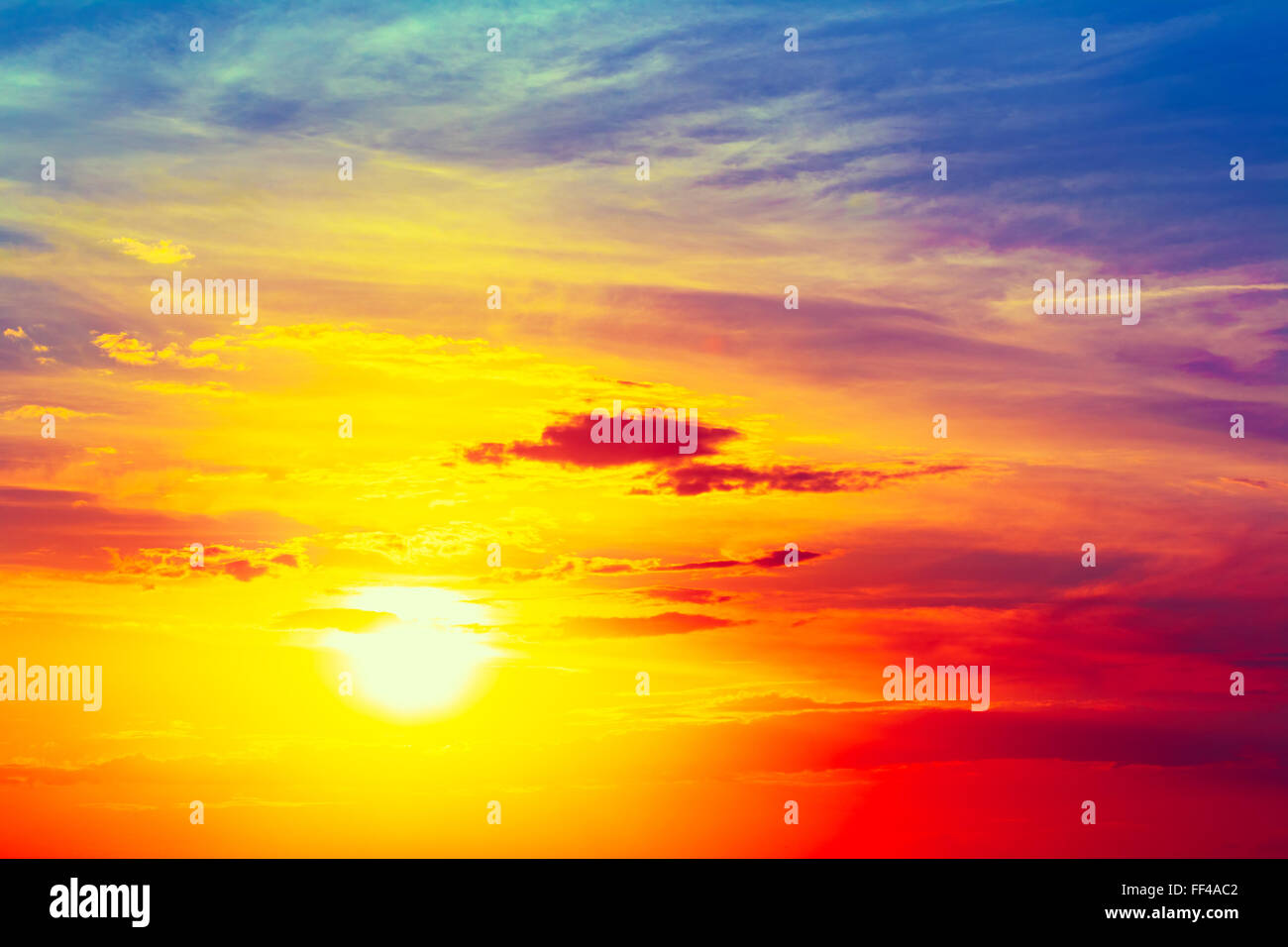 Soleil qui brille en bleu vif, orange et jaune Coucher du soleil lever du soleil Ciel Banque D'Images