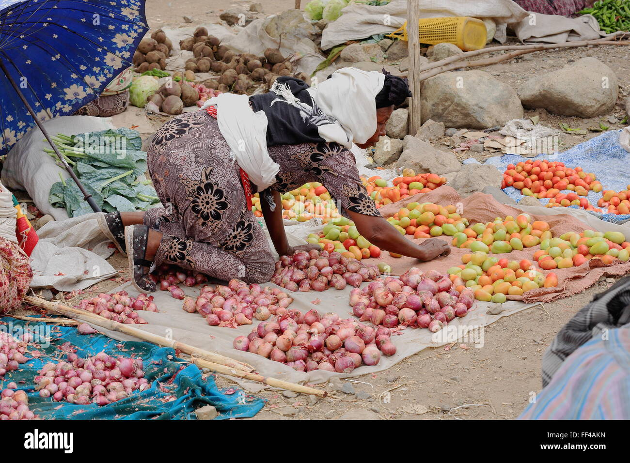SENBETE, Ethiopie-24 mars : femme pose son étal de légumes vendus dans le marché du dimanche où l'Amhara afar-oromo-peuples rencontrez Banque D'Images