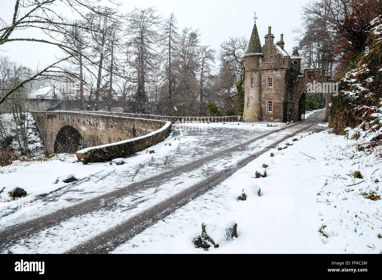 Maison de la porte d'entrée d'un château magnifique le long de la rive de la rivière Spey pendant une tempête de neige. Banque D'Images