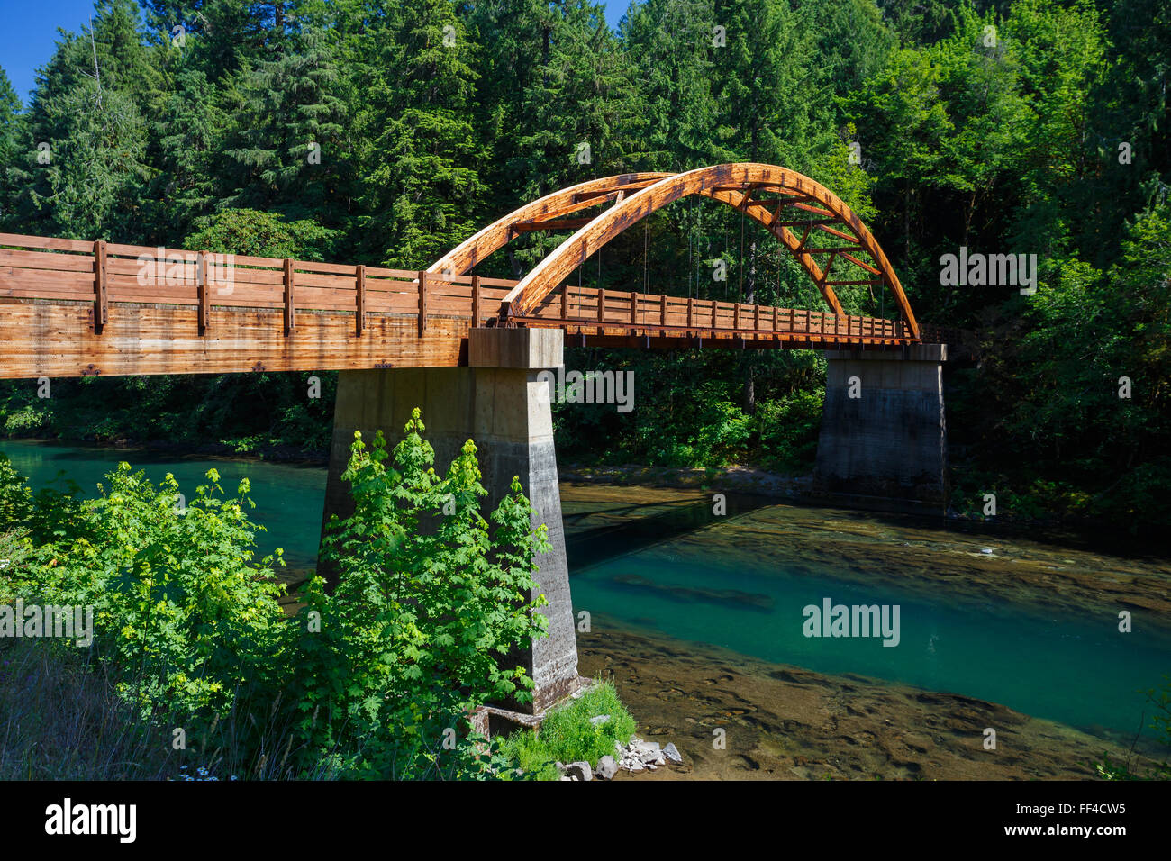 Tioga mariée faites de bois sur la rivière North Umpqua dans l'Oregon. Banque D'Images