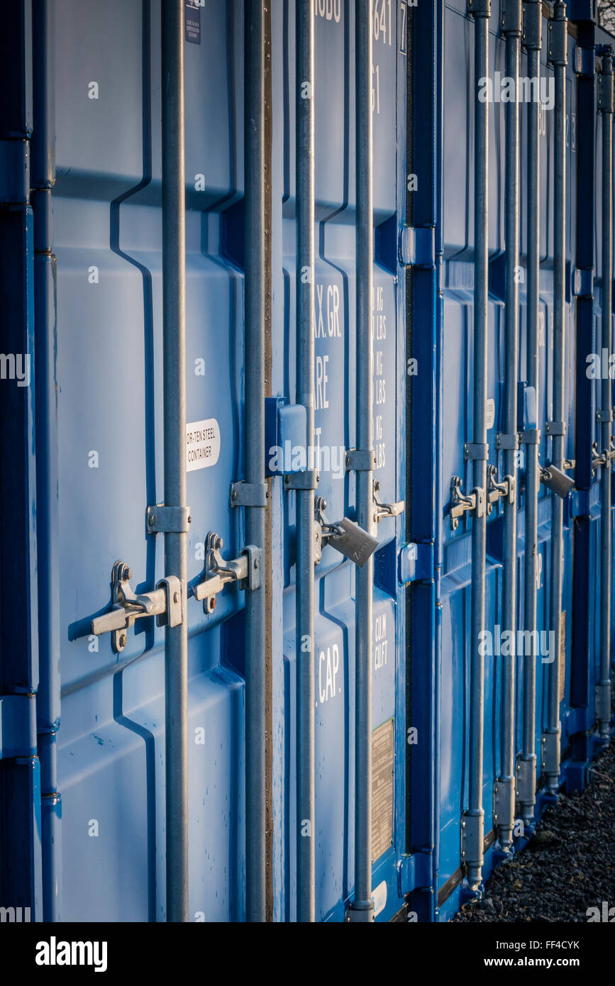 Une ligne de conteneurs de stockage auto bleue dans une enceinte protégée Banque D'Images