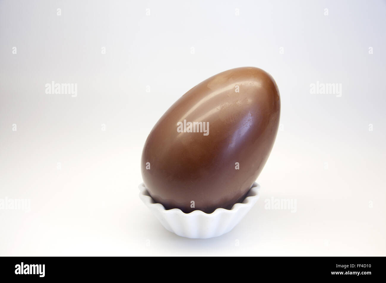 Oeuf en chocolat dans un panier blanc Banque D'Images