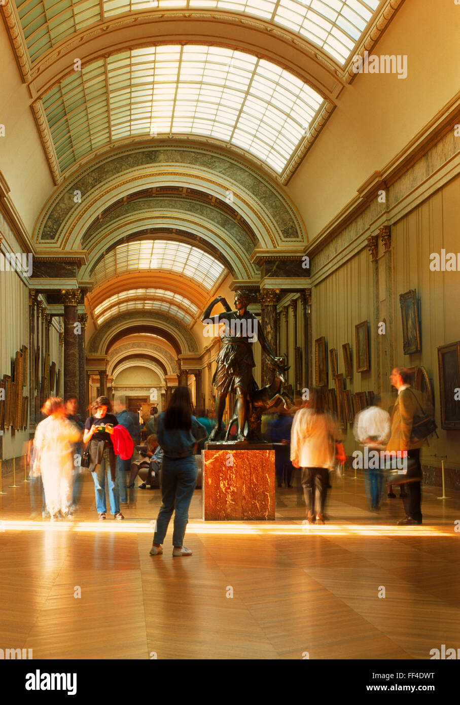 Les gens au musée du Louvre à Denon Section avec des antiquités grecques et romaines à Paris Banque D'Images