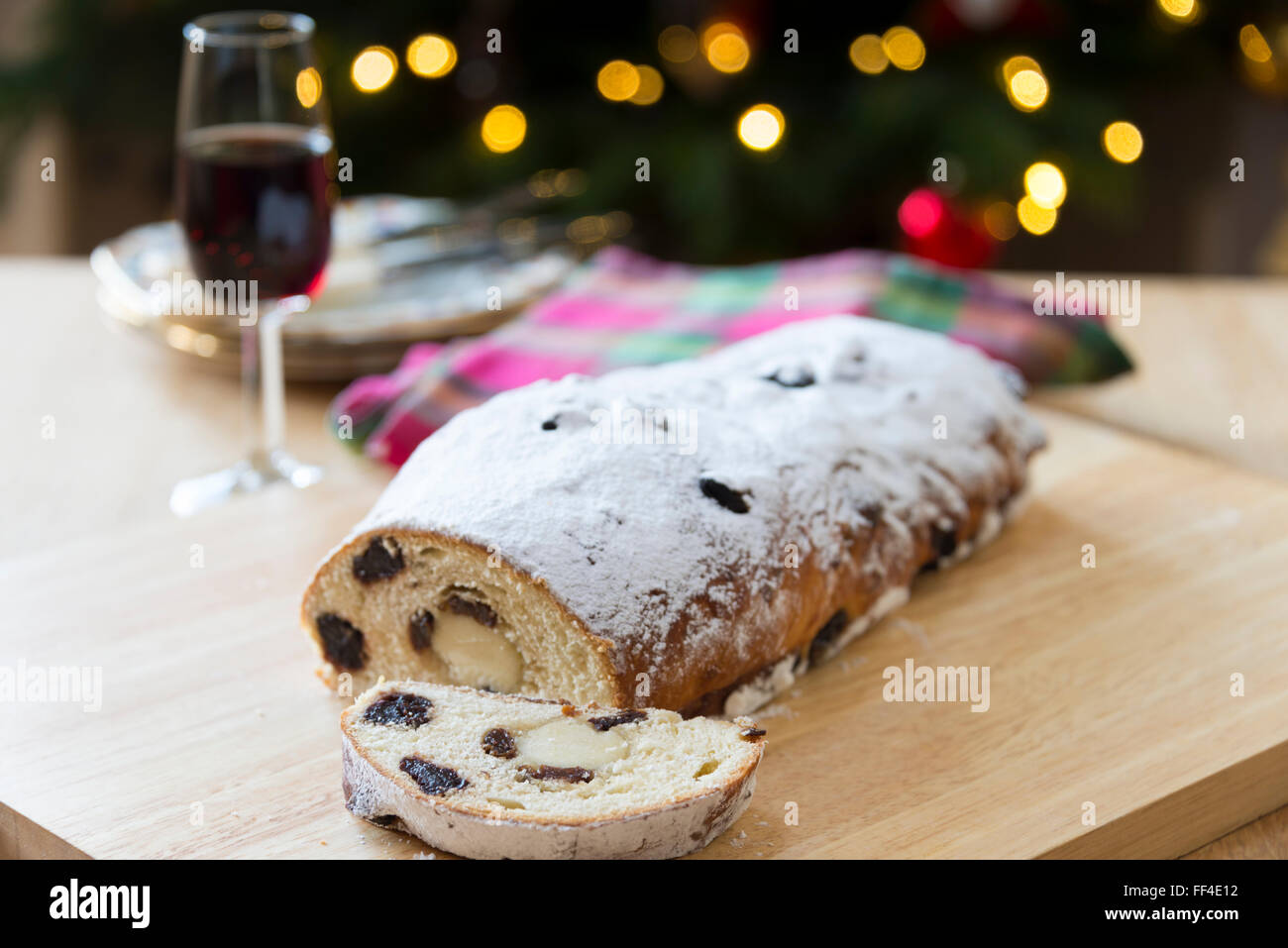 Une tranche de pain aux fruits Stollen et le port, en face de l'arbre de Noël. Banque D'Images