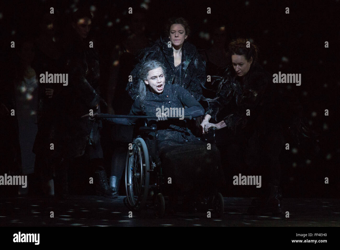 Londres, Royaume-Uni. 3 février 2016. Ambur Braid comme reine de la nuit. Répétition générale de l'opéra La Flûte enchantée (Die Zauberfloete) de Wolfgang Amadeus Mozart au London Coliseum. L'English National Opera production est réalisé par Simon McBurney et s'exécute à partir du 5 février au 19 mars 2016. Avec Allan Clayton comme Tamino, Peter Coleman-Wright comme Papageno, Ambur Braid comme la Reine de la nuit, John Graham-Hall que Monostatos, Lucy Crowe en Pamina, James Cresswell que Sarastro et Soraya Mafi comme Papagena. Banque D'Images