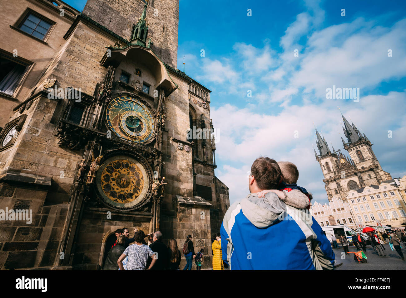 PRAGUE, RÉPUBLIQUE TCHÈQUE - le 9 octobre 2014 : Le méconnaissable man and boy sont à la recherche à l'horloge astronomique de Prague. Tour de t Banque D'Images