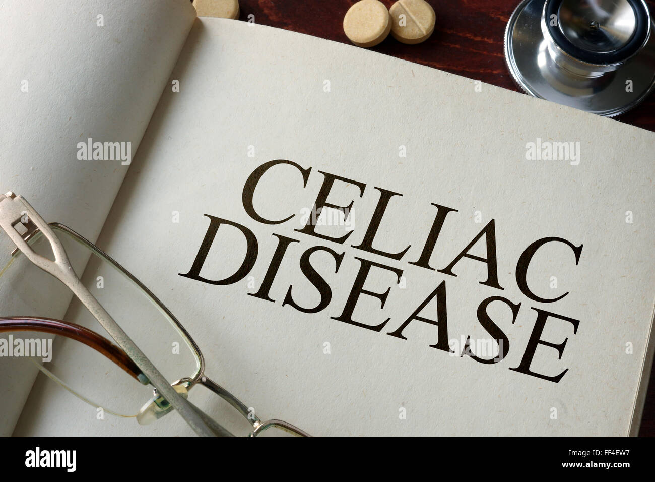 Réservez avec le diagnostic de la maladie cœliaque et de pilules. Concept médical. Banque D'Images