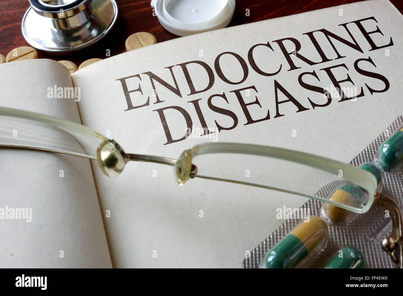 Réservez avec diagnostic maladies endocriniennes et des pilules. Concept médical. Banque D'Images