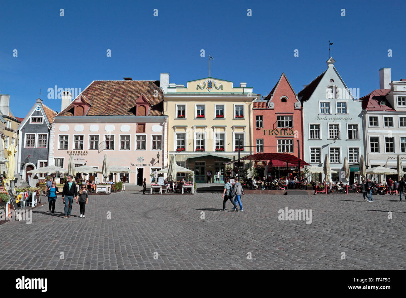 L'historique et magnifique place de l'hôtel de ville (Raekoja plats) à Tallinn, Estonie. Banque D'Images