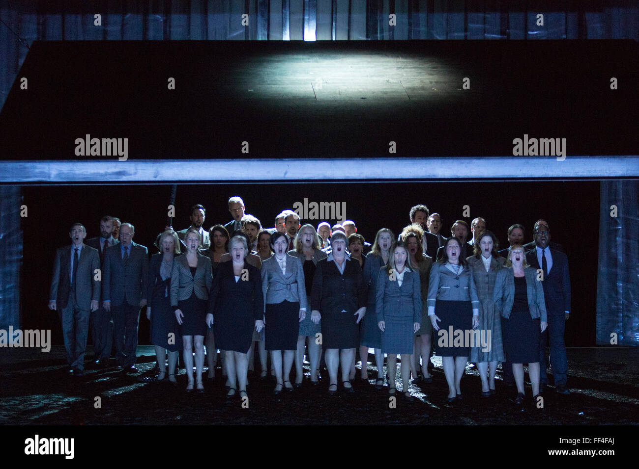 Londres, Royaume-Uni. 3 février 2016. Répétition générale de l'opéra La Flûte enchantée (Die Zauberfloete) de Wolfgang Amadeus Mozart au London Coliseum. L'English National Opera production est réalisé par Simon McBurney et s'exécute à partir du 5 février au 19 mars 2016. Avec Allan Clayton comme Tamino, Peter Coleman-Wright comme Papageno, Ambur Braid comme la Reine de la nuit, John Graham-Hall que Monostatos, Lucy Crowe en Pamina, James Cresswell que Sarastro et Soraya Mafi comme Papagena. Banque D'Images