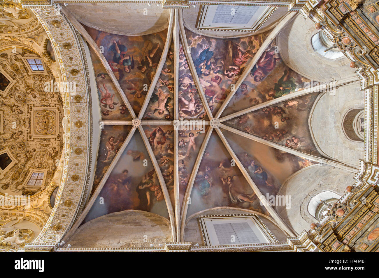 Cordoue, Espagne - 26 MAI 2015 : Le plafond de presbytère à l'église Iglesia de San Augustin à fresque des anges du 17. 100. Banque D'Images