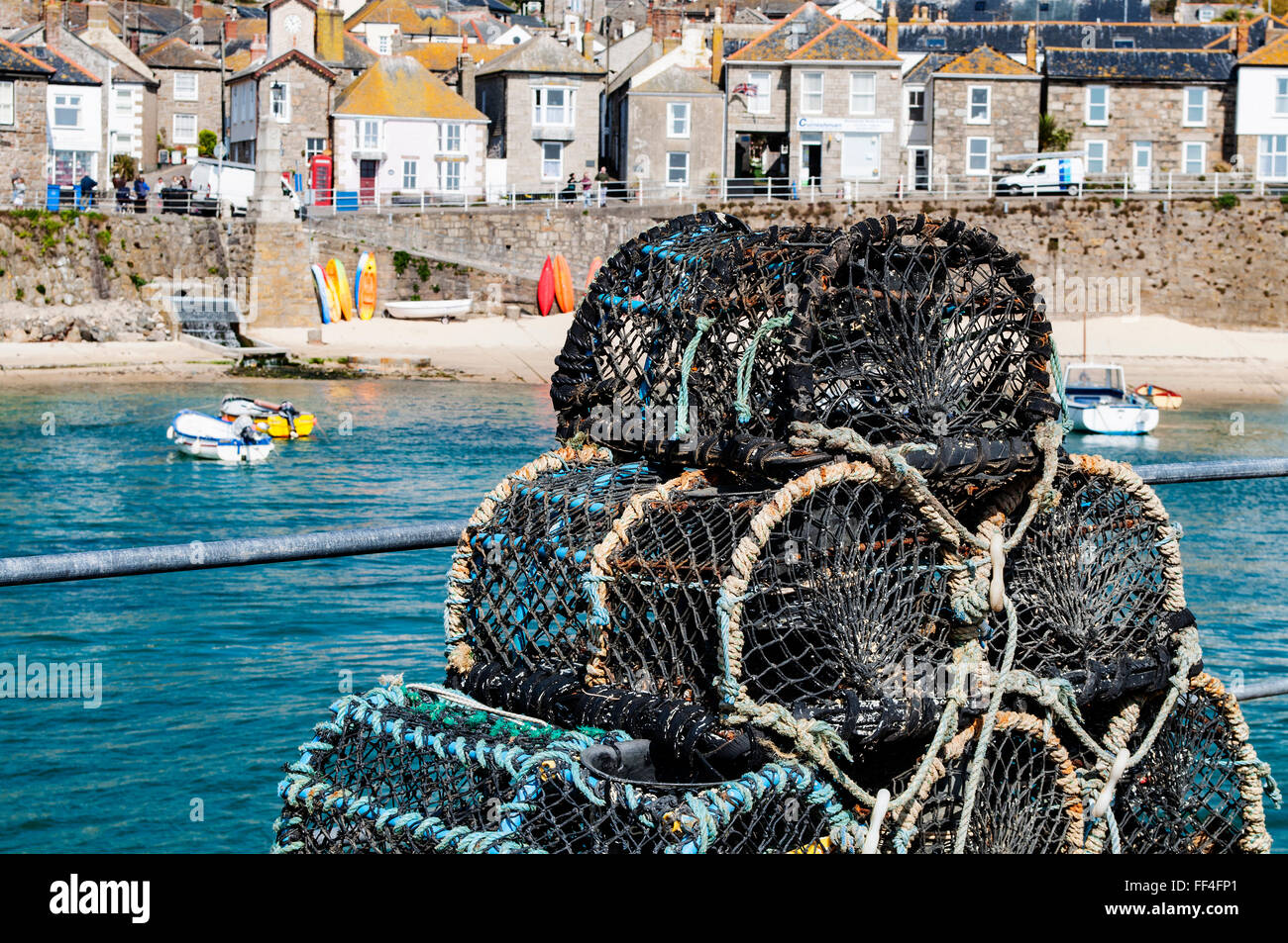 Des casiers à homard/crabe sur le quai à Mousehole à Cornwall, UK Banque D'Images