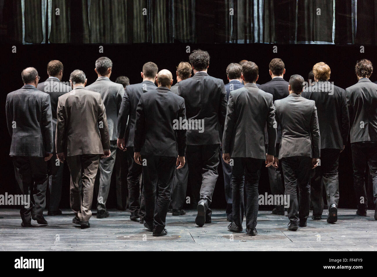Londres, Royaume-Uni. 3 février 2016. Répétition générale de l'opéra La Flûte enchantée (Die Zauberfloete) de Wolfgang Amadeus Mozart au London Coliseum. L'English National Opera production est réalisé par Simon McBurney et s'exécute à partir du 5 février au 19 mars 2016. Avec Allan Clayton comme Tamino, Peter Coleman-Wright comme Papageno, Ambur Braid comme la Reine de la nuit, John Graham-Hall que Monostatos, Lucy Crowe en Pamina, James Cresswell que Sarastro et Soraya Mafi comme Papagena. Banque D'Images