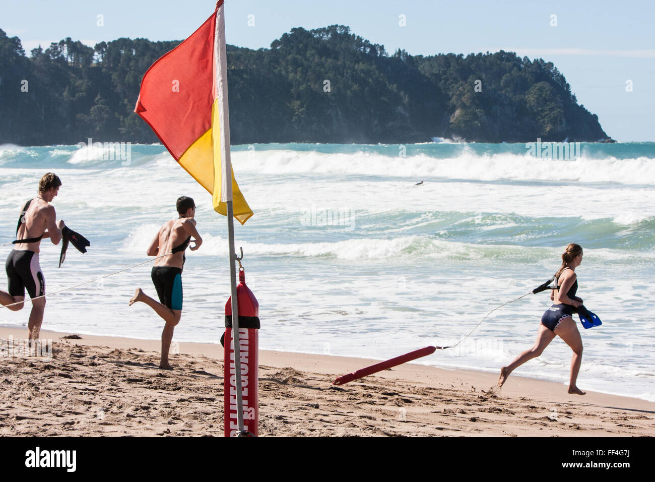 Sauveteurs,course, entraînement, session, AT, eau chaude, Plage, côte est de la péninsule de Coromandel, Île du Nord, Nouvelle-Zélande.Plage d'eau chaude, Sud, de, Hahei Banque D'Images