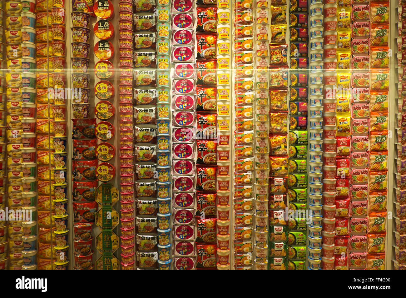 Des échantillons de nouilles instantanées affichées à la salle d'exposition principale de la Cup Noodles Museum, Yokohama Banque D'Images