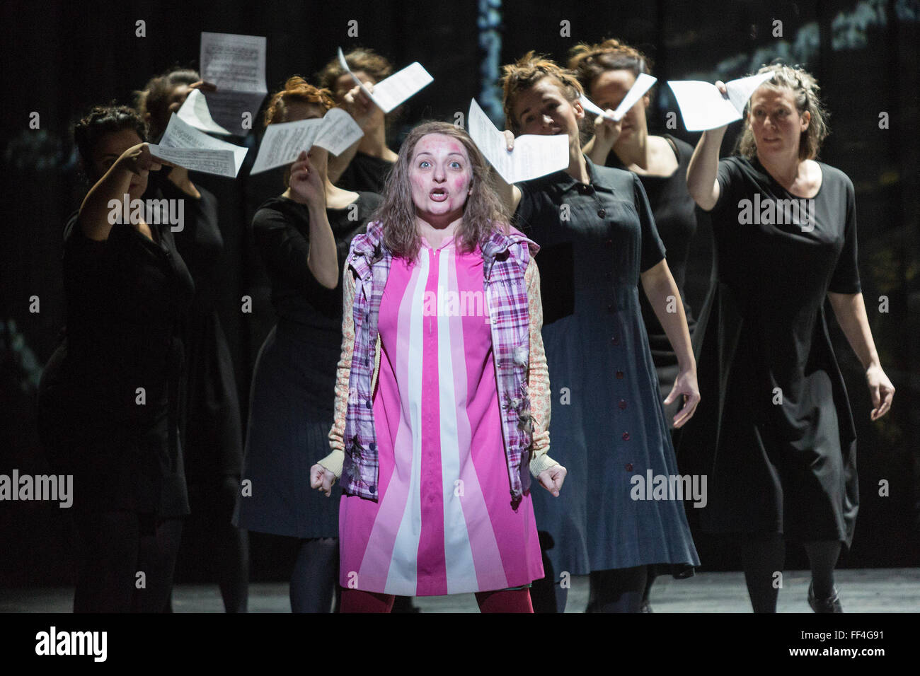 Londres, Royaume-Uni. 3 février 2016. Soraya Mafi comme Papagena. Répétition générale de l'opéra La Flûte enchantée (Die Zauberfloete) de Wolfgang Amadeus Mozart au London Coliseum. L'English National Opera production est réalisé par Simon McBurney et s'exécute à partir du 5 février au 19 mars 2016. Avec Allan Clayton comme Tamino, Peter Coleman-Wright comme Papageno, Ambur Braid comme la Reine de la nuit, John Graham-Hall que Monostatos, Lucy Crowe en Pamina, James Cresswell que Sarastro et Soraya Mafi comme Papagena. Banque D'Images