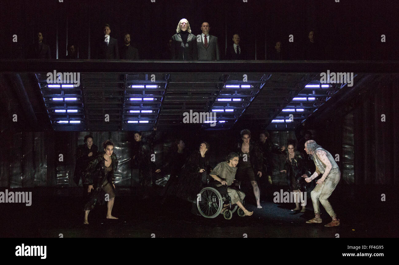 Londres, Royaume-Uni. 3 février 2016. Répétition générale de l'opéra La Flûte enchantée (Die Zauberfloete) de Wolfgang Amadeus Mozart au London Coliseum. L'English National Opera production est réalisé par Simon McBurney et s'exécute à partir du 5 février au 19 mars 2016. Avec Allan Clayton comme Tamino, Peter Coleman-Wright comme Papageno, Ambur Braid comme la Reine de la nuit, John Graham-Hall que Monostatos, Lucy Crowe en Pamina, James Cresswell que Sarastro et Soraya Mafi comme Papagena. Banque D'Images