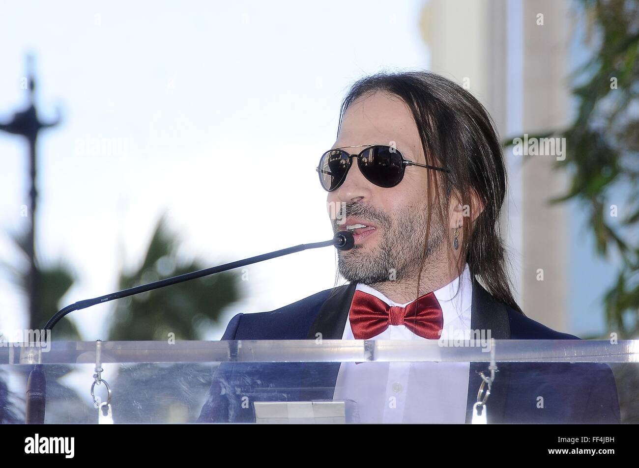 Los Angeles, CA, USA. 10 fév, 2016. Sergio Vallin à la cérémonie d'intronisation pour l'étoile sur le Hollywood Walk of Fame pour MANA Rock Band, Hollywood Boulevard, Los Angeles, CA 10 février 2016. Crédit : Michael Germana/Everett Collection/Alamy Live News Banque D'Images