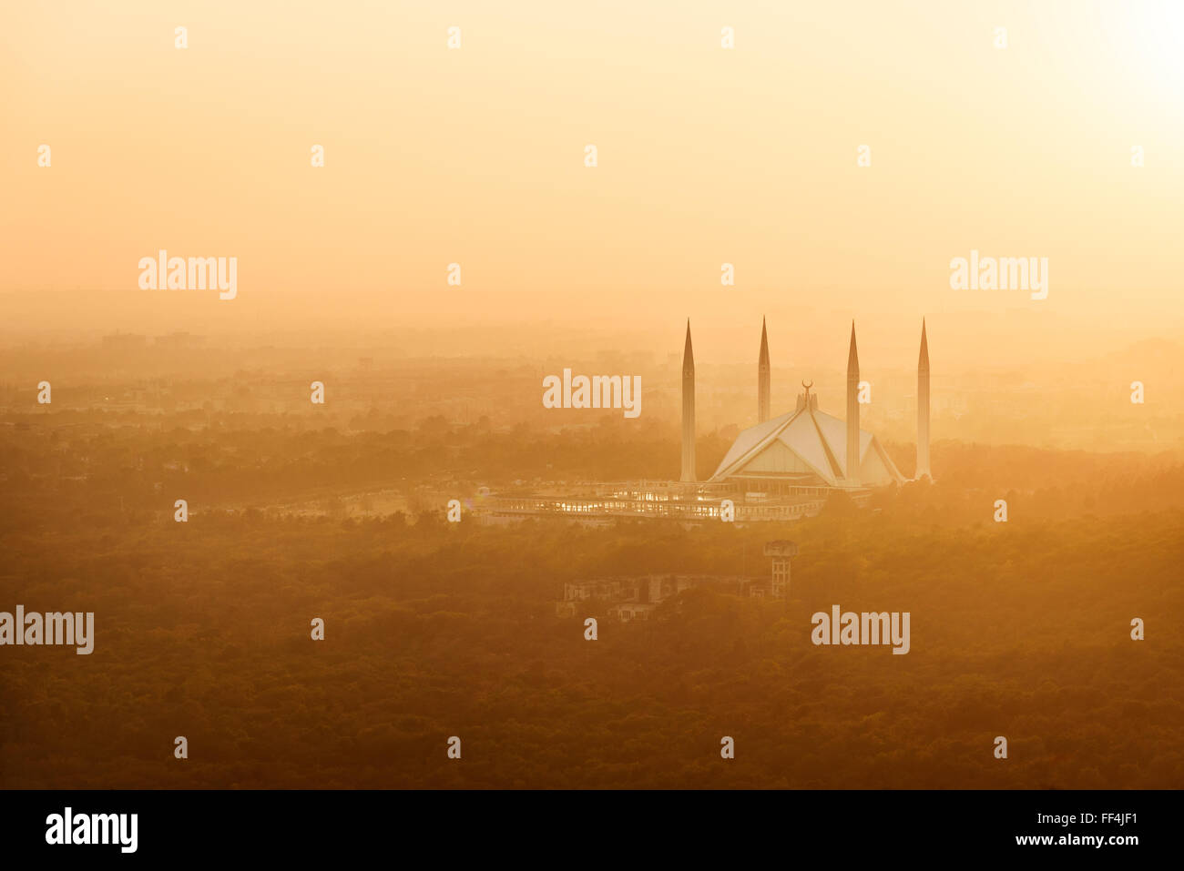 La Mosquée Shah Faisal au coucher du soleil vue depuis les collines de Margalla à Islamabad, Pakistan. Banque D'Images
