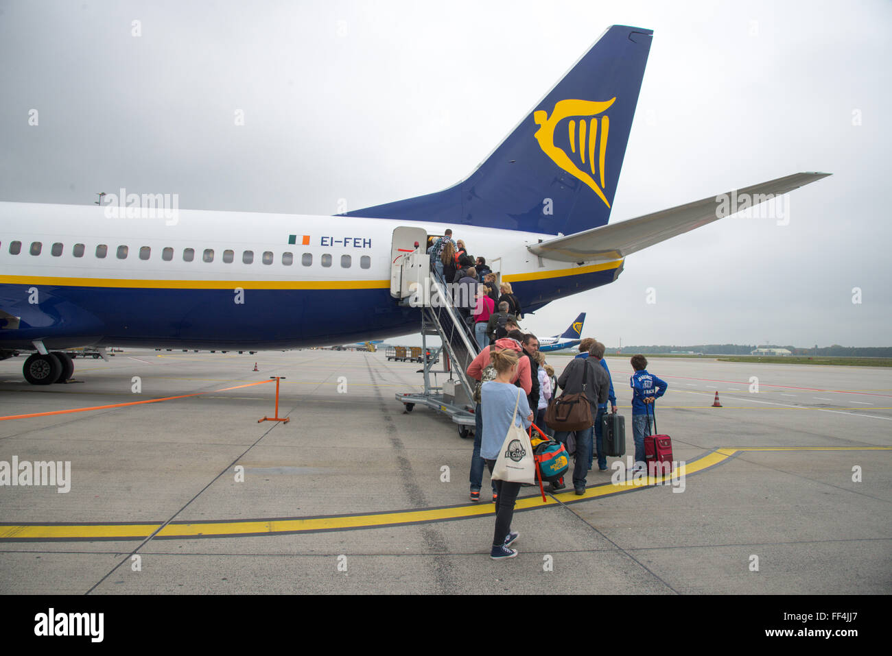 L'embarquement avion Ryanair touristiques Banque D'Images