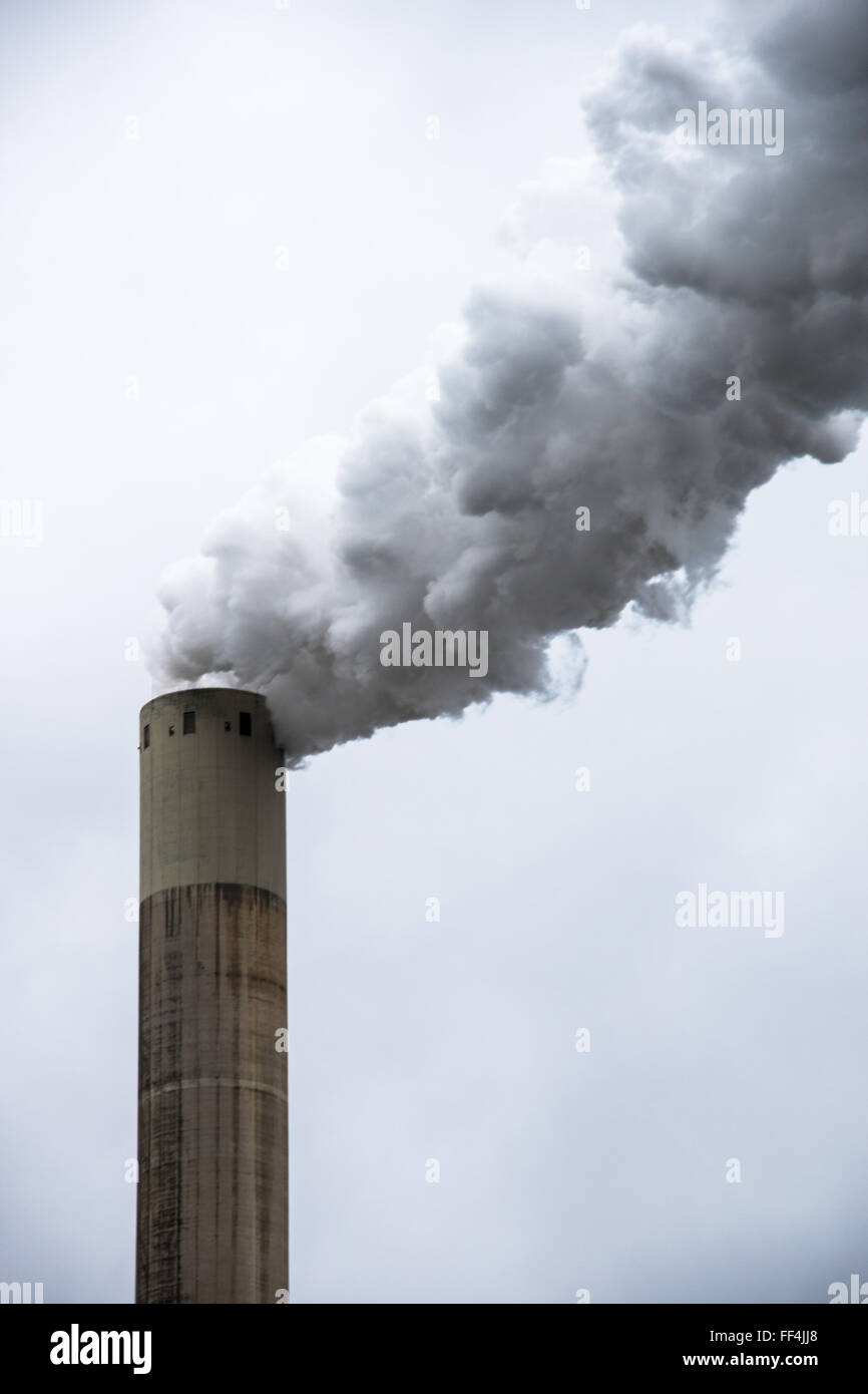 La fumée d'une cheminée à l'usine en port de Rotterdam Banque D'Images