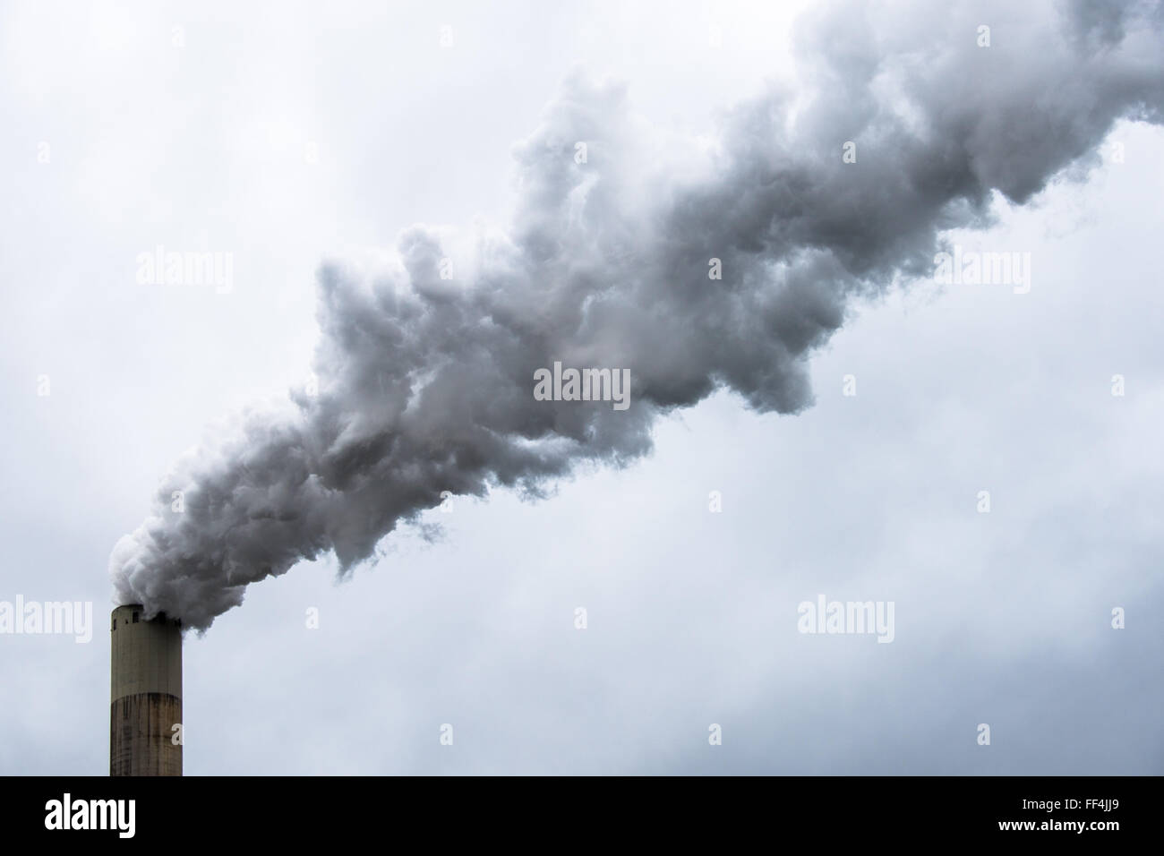 La fumée d'une cheminée à l'usine en port de Rotterdam Banque D'Images
