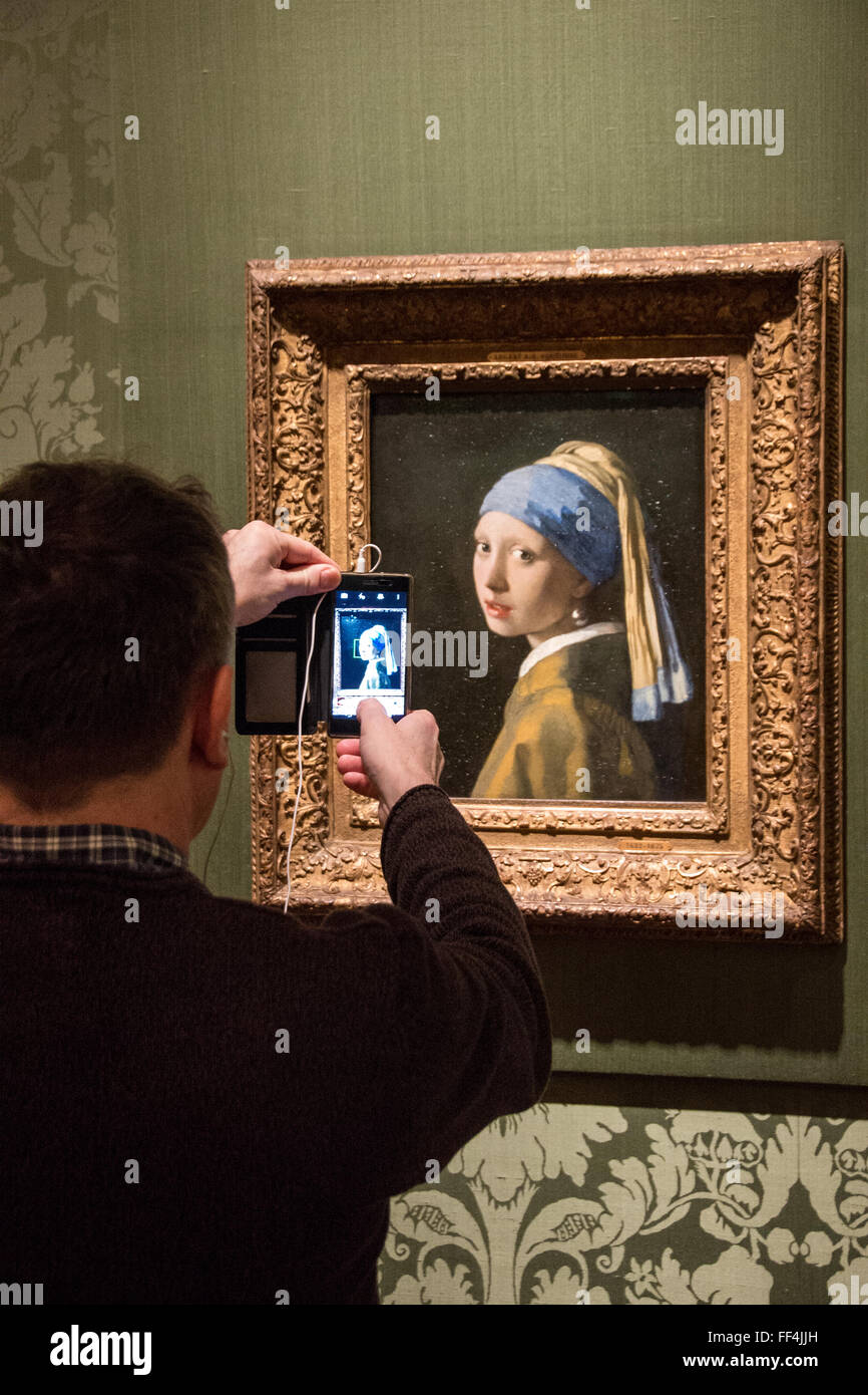 La prise de photo de touristes célèbre tableau 'fille avec perle" de Vermeer Banque D'Images