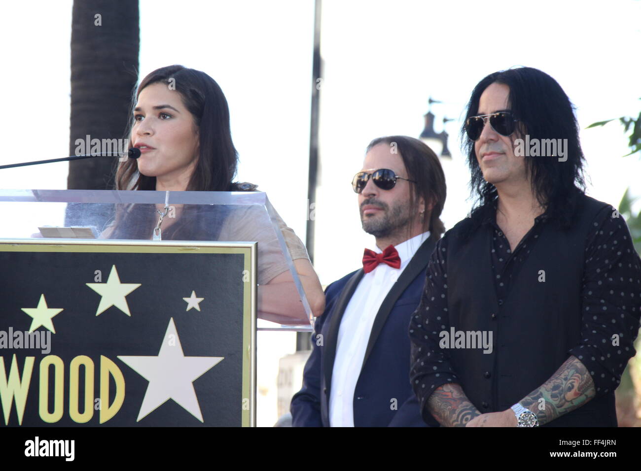 Hollywood, Californie, USA. 10 fév, 2016. Mana Rock Band à l'Honneur avec étoile sur le Hollywood Walk of Fame.7060 Hollywood Blvd en face de Live Nation, Hollywood, CA.02/10/2016.America Ferrera, SERGIO VALLIN ET ALEX GONZALEZ Crédit : Clinton Wallace/Globe Photos/ZUMA/Alamy Fil Live News Banque D'Images