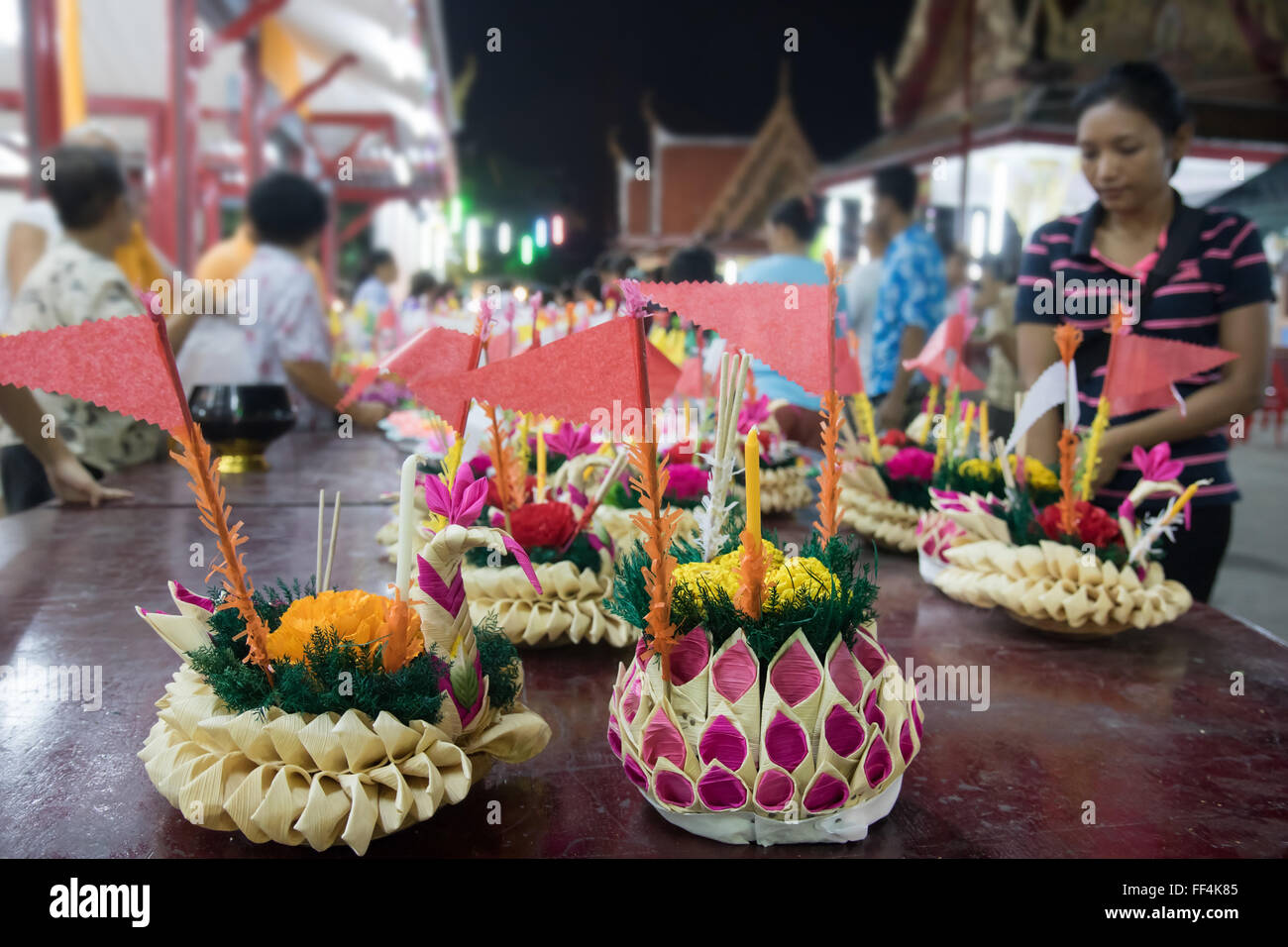 Candélabres décoratifs flottant à vendre dans le monastère bouddhiste Banque D'Images