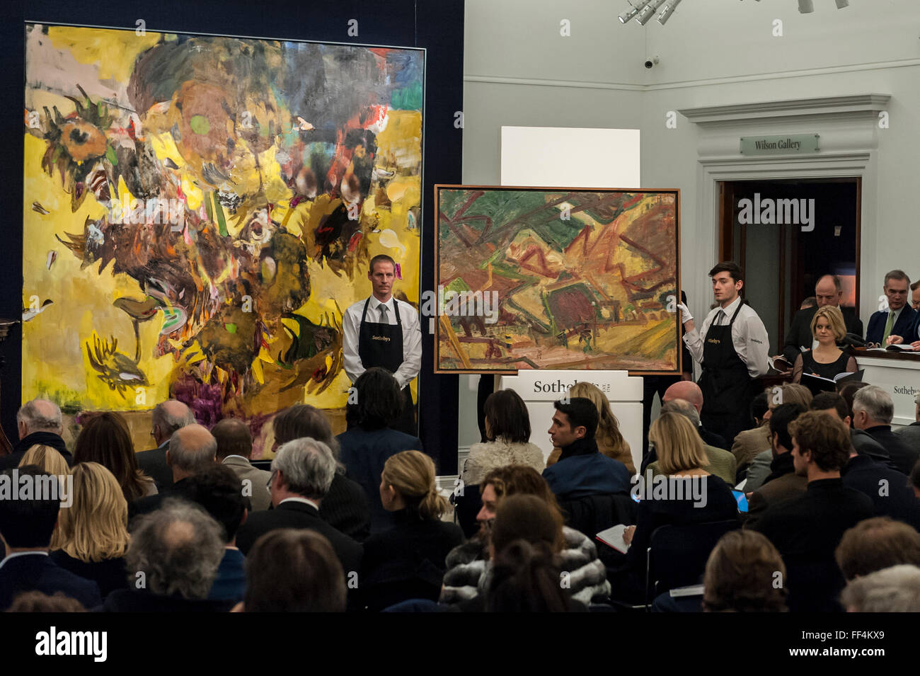 Londres, Royaume-Uni. 10 février 2016. (L à R) Adrian Ghenie's 'Les tournesols' et Frank Auerbach's 'Primrose Hill', qui a été vendu à un prix d'adjudication de £2.65m et £1.75m, respectivement, chez Sotheby's Contemporary Art evening sale à New Bond Street. Crédit : Stephen Chung / Alamy Live News Banque D'Images