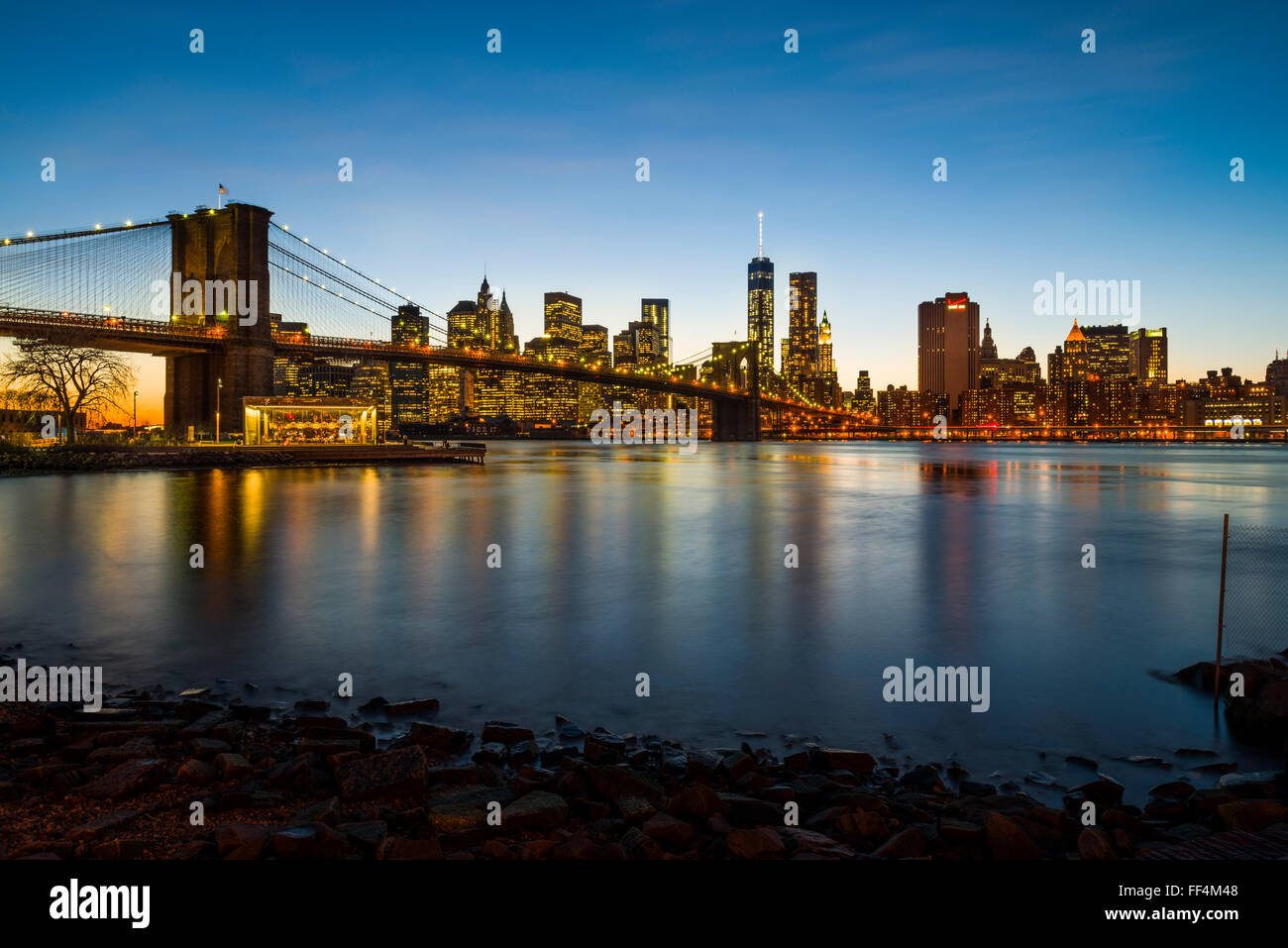 En regardant vers le sud de Manhattan et Brooklyn Pont sur l'East River à partir de Brooklyn au crépuscule, New York City, New York, USA Banque D'Images