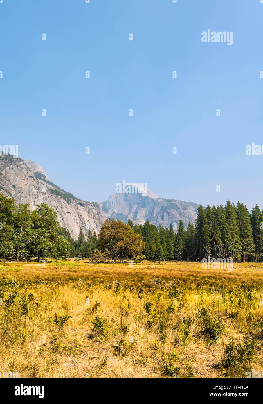 Yosemite Valley en automne, derrière Demi Dôme, Yosemite National Park, UNESCO World Heritage Site, California, USA Banque D'Images