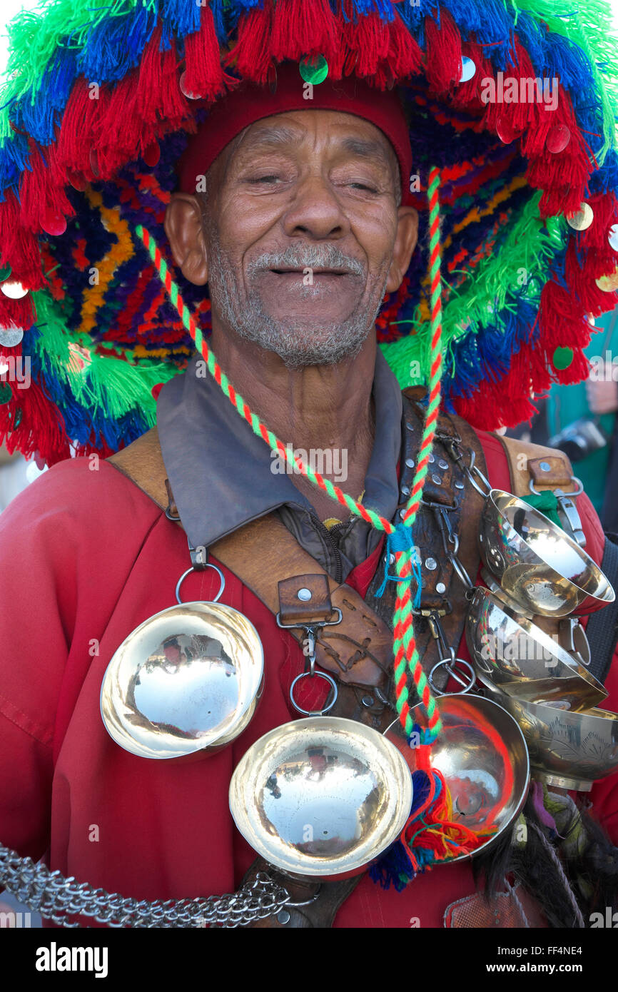 Porteur d'eau en costume traditionnel, Marrakech, Marrakech-Tensift-Al  Haouz, Maroc Photo Stock - Alamy