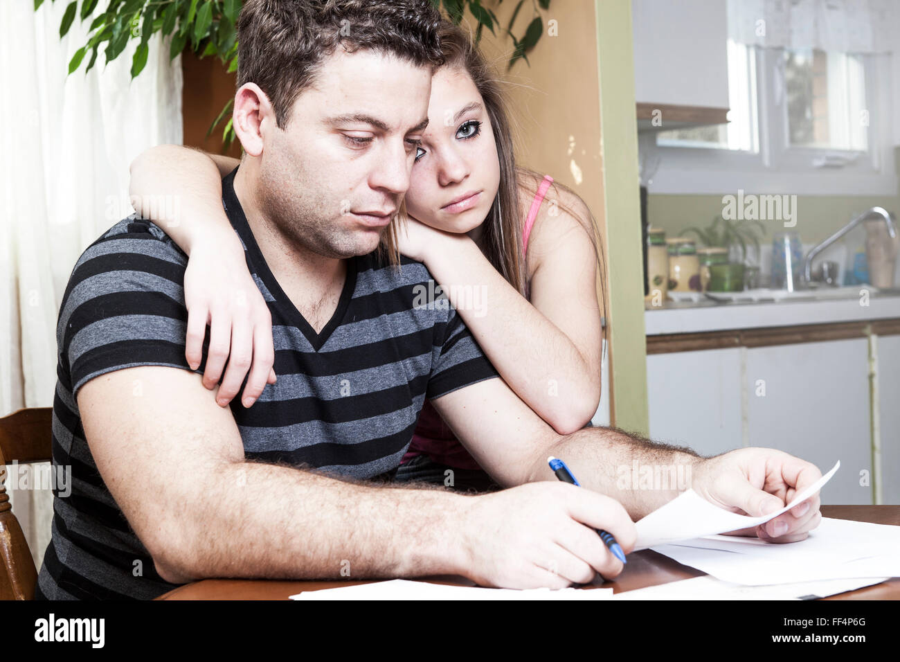 Les hommes avec le stress financier à la maison Banque D'Images