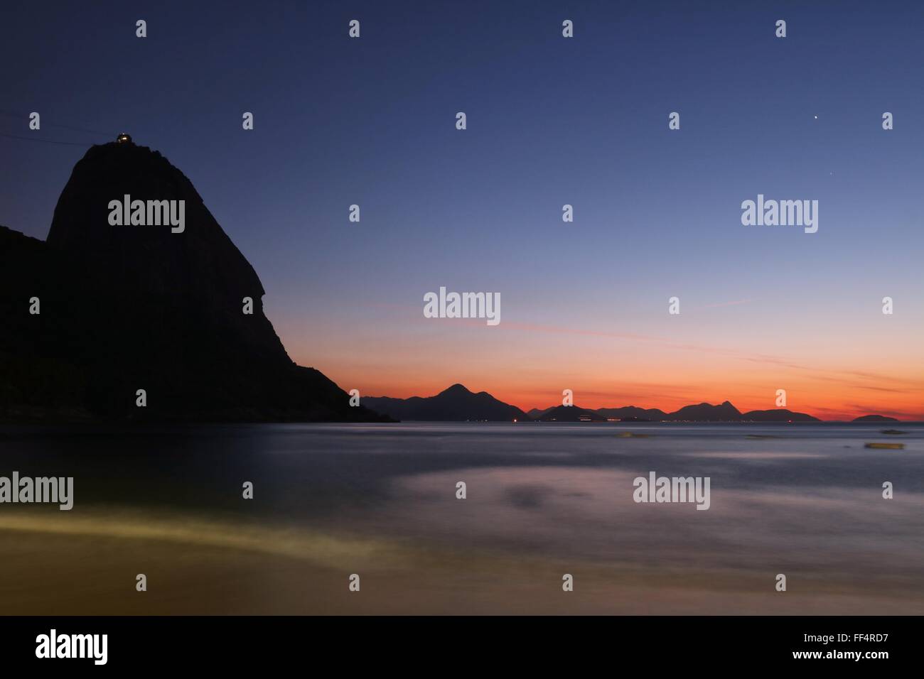 Rio de Janeiro, Brésil, 10 février 2016. Dans l'aube colorée Vermelha Beach, avec pain à gauche Crédit : Maria Adelaide Silva/Alamy Live News Banque D'Images