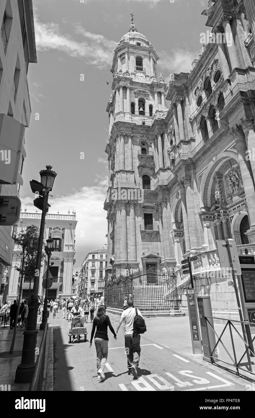 MALAGA, ESPAGNE - 25 MAI 2015 : La tour de la cathédrale et de la façade et de la Plaza del Obispo. Banque D'Images