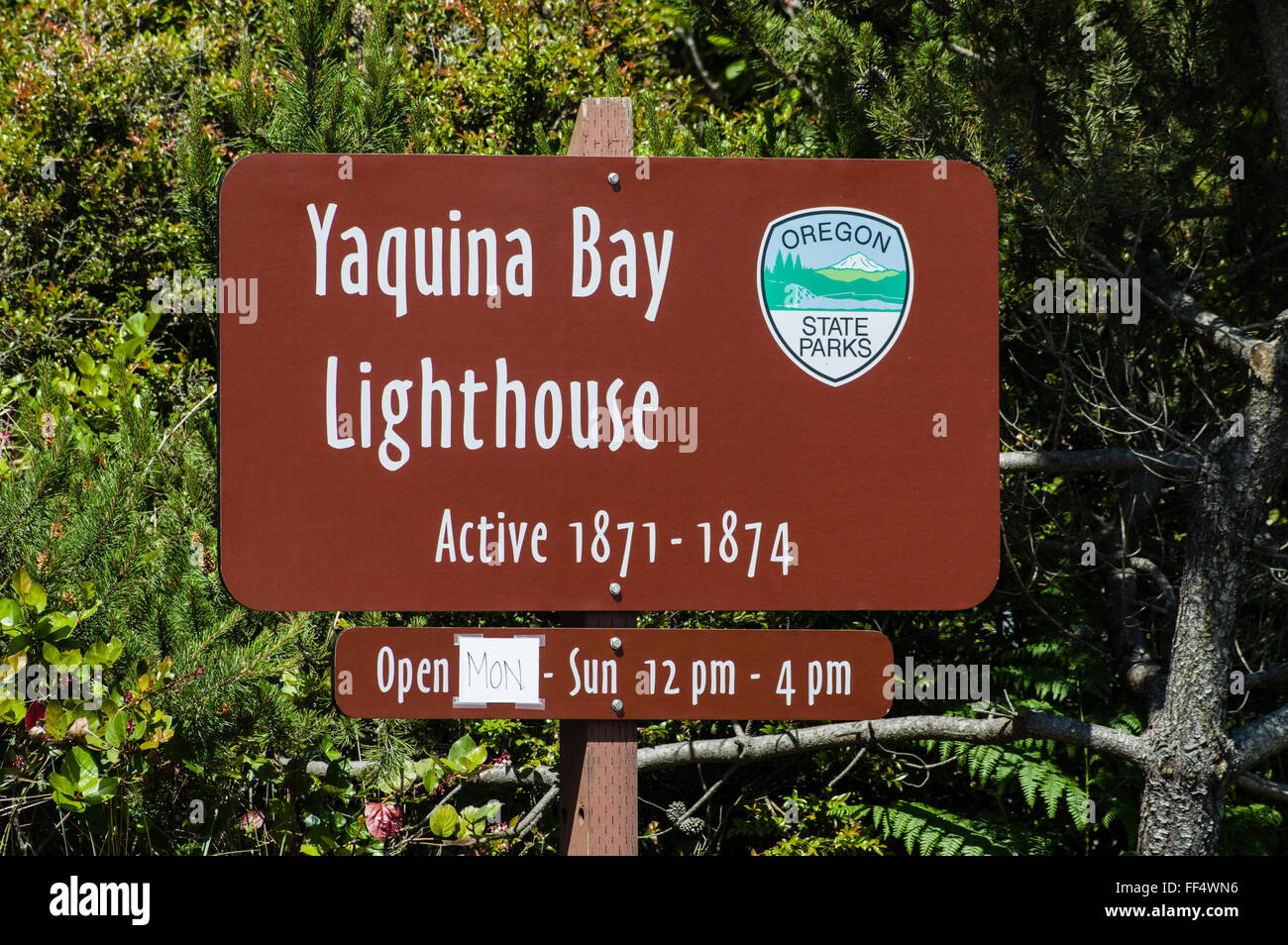 Signe de route de parc d'état de Yaquina Bay Lighthouse, Newport Oregon Banque D'Images