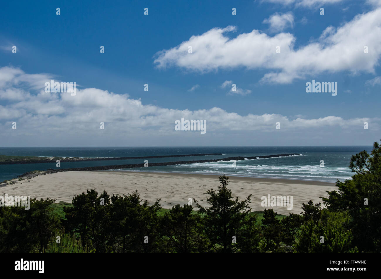 Jetée de Yaquina Bay s'étend dans l'océan Pacifique. Newport, Oregon Banque D'Images