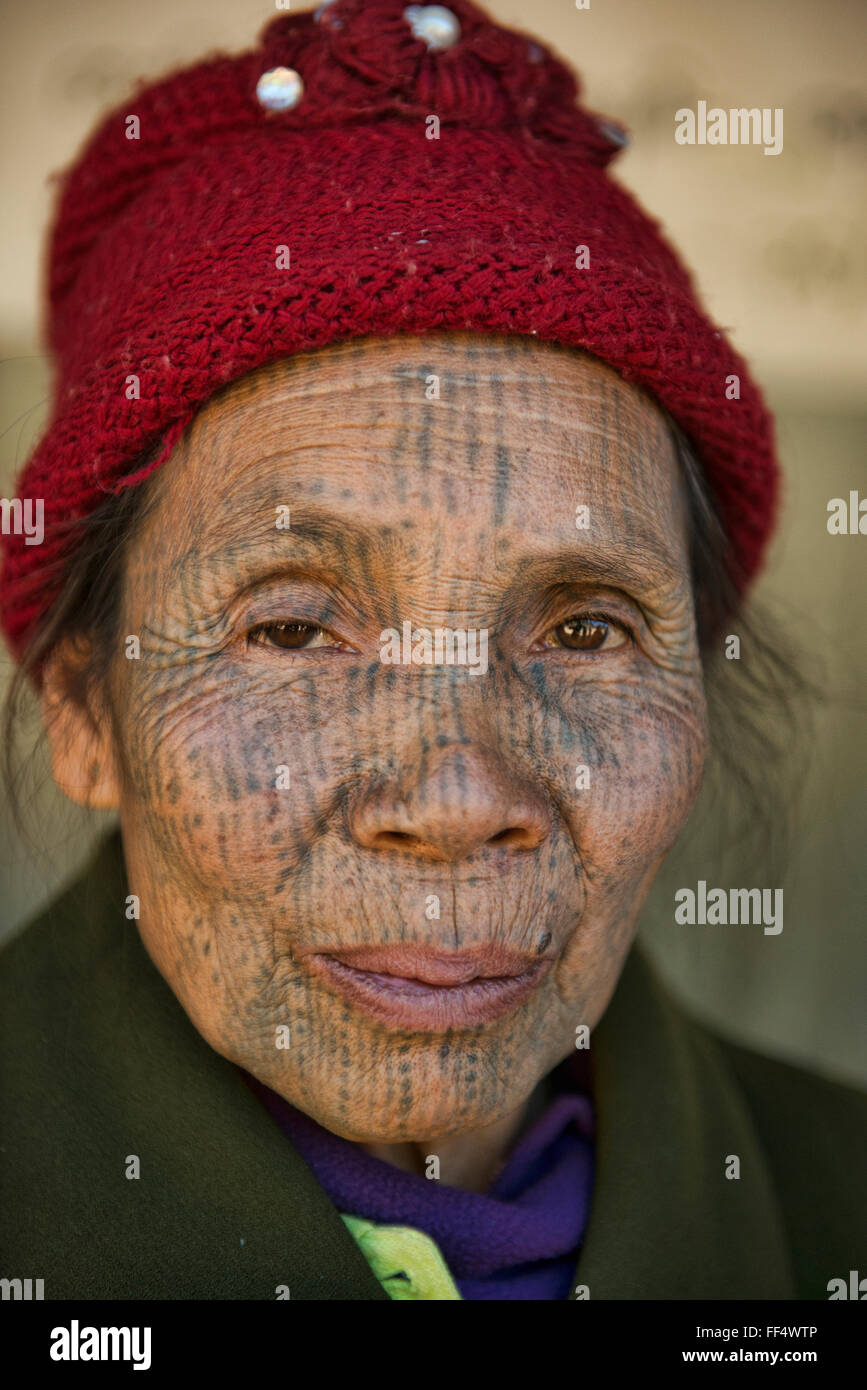 Une femme face à Yindu Chin tattoo, Kanpetlet, Myanmar. Banque D'Images