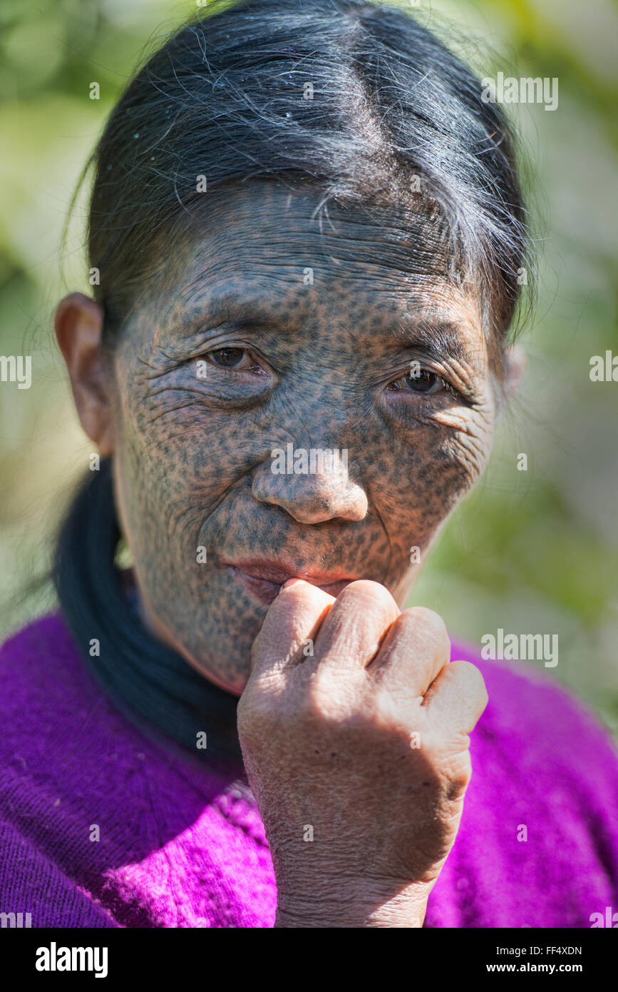 Un menton Ngaya (Daai) woman with face tattoo, Kanpetlet, Myanmar. Banque D'Images